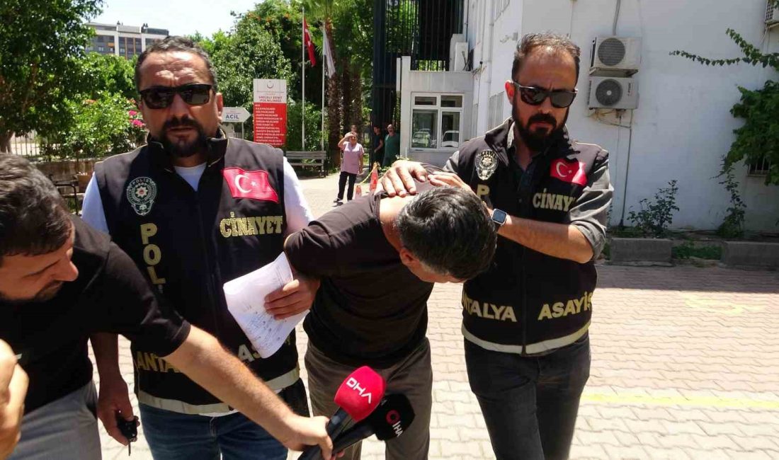 Eski eşinin boğazını kesip başında bekleyen zanlı tutuklandı Antalya’nın Döşemealtı ilçesinde eski eşiyle tartıştıktan sonra boğazını keserek öldürüp