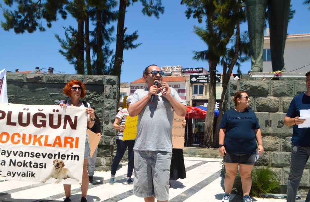 Ünlü televizyoncu Ayvalık’ta sokak hayvanlarıyla ilgili eyleme katıldı Ayvalık’ta sokak hayvanları için miting düzenlendi. Mitinge katılan ünlü sunucu