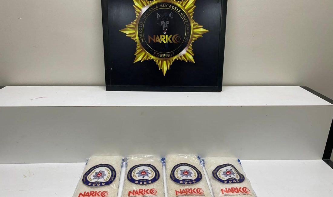Polis operasyonunda kumaşların içine gizlenmiş 4 kilo 36 gram uyuşturucu madde ele geçirildi Balıkesir İl Emniyet Müdürlüğü tarafından yapılan operasyonda kumaşlar içine gizlenmiş
