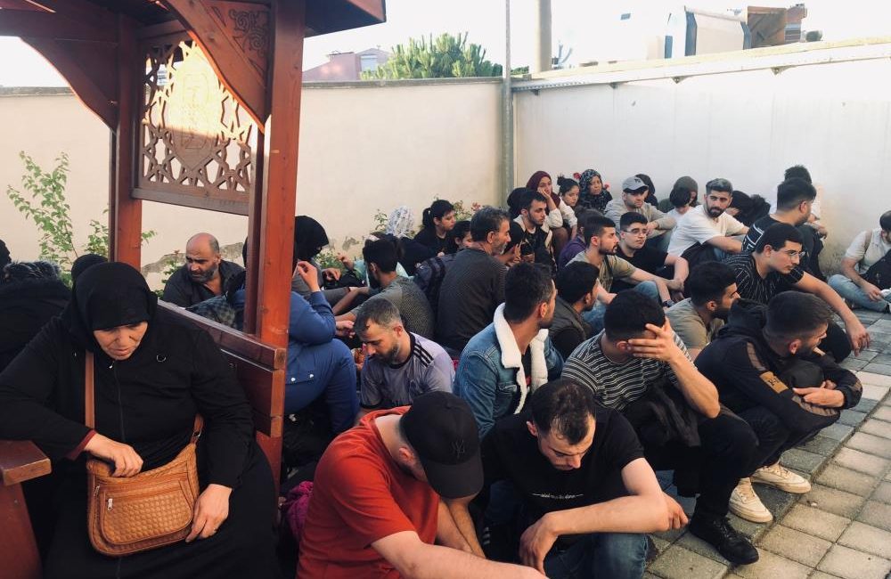 75 düzensiz göçmen Ayvalık polisinden kaçamadı Ayvalık’ta , yasa dışı yollarla Yunanistan’ın Midilli Adası’na gitmek isteyen