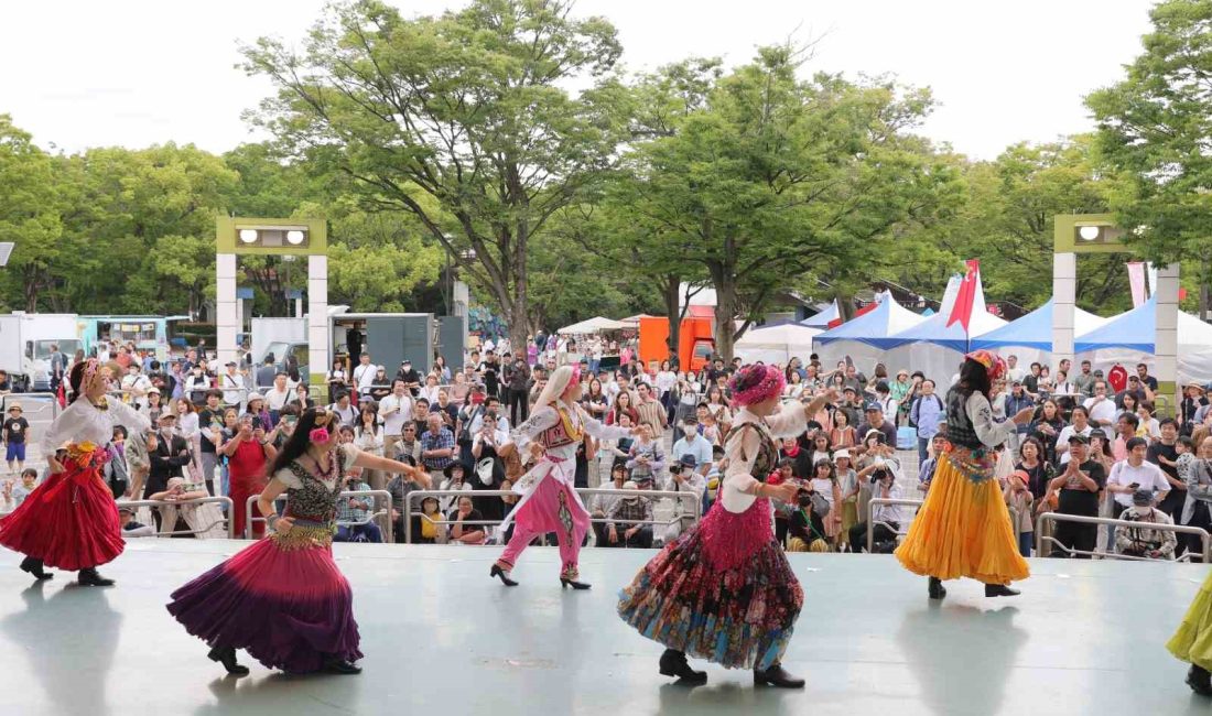 Japonlar, Türk müzikleri eşliğinde halay çekti Japonya’nın başkenti Tokyo’da düzenlenen Türkiye Festivali’nde, Türk lezzetlerini deneme fırsatı
