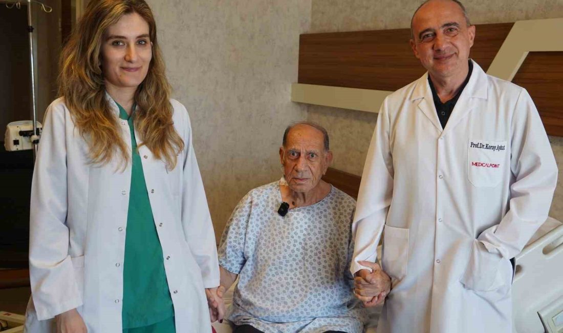 Kalbi durmadan yapılan bypass ile sağlığına kavuştu İzmir Ekonomi Üniversitesi Medical Point Hastanesi’nde Prof. Dr. Koray Aykut