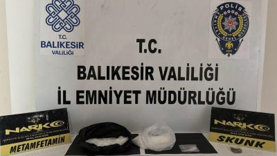 Balıkesir’de içinde 5 kişinin bulunduğu bir otomobili durduran narkotik polisleri