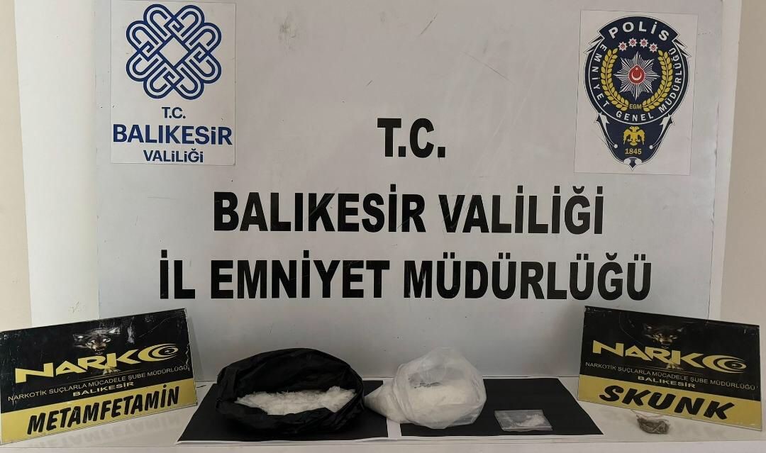 Balıkesir’de Narkotik operasyonunda 5 gözaltı Balıkesir’de içinde 5 kişinin bulunduğu bir otomobili durduran narkotik polisleri