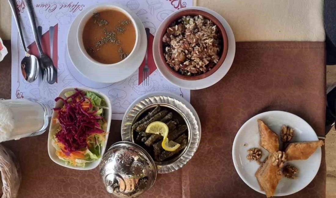Odun ateşinde pişen 9 saatlik dev lezzet Kurban Bayramı’nın gelmesiyle sofralarda bolca yer edinen Beypazarı Güveci, normal