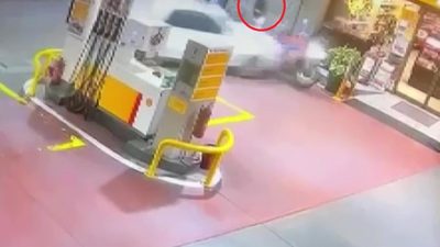 Kocaeli&rsquo;de otomobil s&uuml;r&uuml;c&uuml;s&uuml;, motosikletliyi aracıyla ezmeye &ccedil;alıştı, başaramayınca bı&ccedil;akla kovaladı.