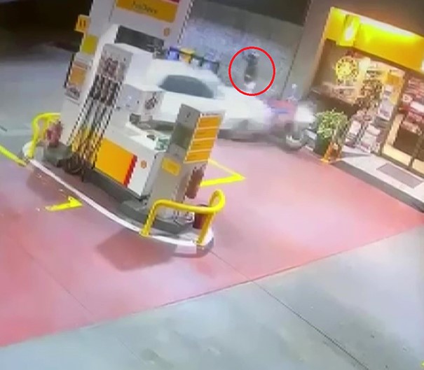 Önce otomobiliyle ezmeye çalıştı, yetmedi bıçakla kovaladı, gerçek sonradan ortaya çıktı Kocaeli’de otomobil sürücüsü, motosikletliyi aracıyla ezmeye çalıştı, başaramayınca bıçakla kovaladı.