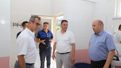 Kapalı Pazar Yeri’nde esnaflarla bir araya gelen Gönen Belediye Başkanı