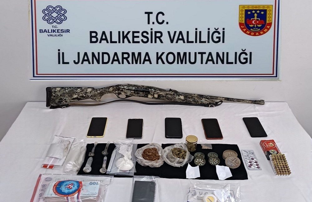 Edremit’te uyuşturucu operasyonunda 4 tutuklama Edremit’te jandarmanın yaptığı uyuşturucu operasyonunda 4 kişi tutuklandı.Edinilen bilgiye göre,