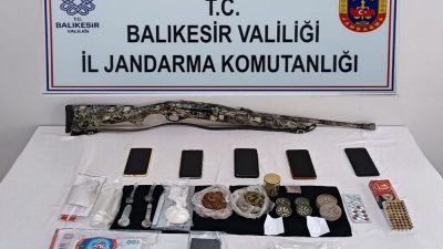 Edremit’te jandarmanın yaptığı uyuşturucu operasyonunda 4 kişi tutuklandı.Edinilen bilgiye göre,