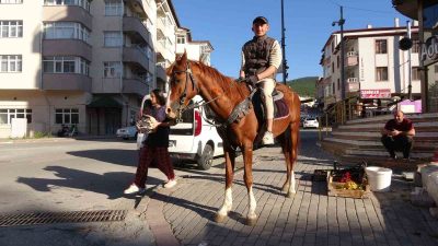 Yozgat merkezde atlara olan sevgisi sebebiyle cadde ve sokaklarda atıyla