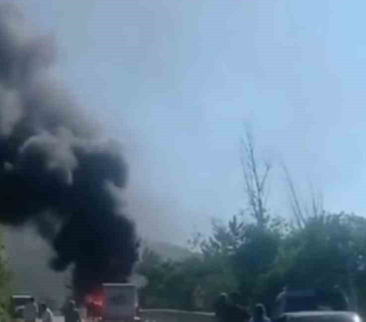 Seyir halindeki karavan alev alev yandı Ankara’nın Kızılcahamam ilçesinde kamp alanına gitmekte olan karavanda yangın çıktı.