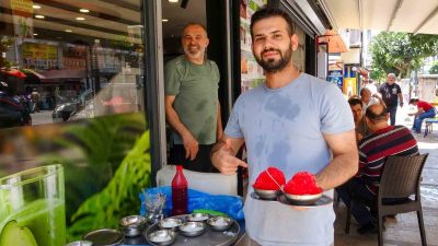 Mersin&rsquo;de yaz sıcakları etkisini s&uuml;rd&uuml;r&uuml;rken, serinlemek isteyen vatandaşlar geleneksel lezzetlerden