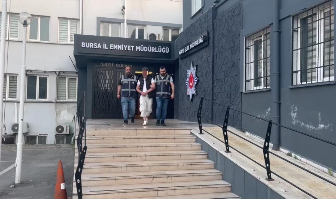 ’Silahlı yağma’ suçundan 25 yıl hapis cezasıyla aranıyordu, kıskıvrak yakalandı Bursa Asayiş Şube Müdürlüğü’ne bağlı Aranan Şahıslar Büro Amirliği ekipleri,