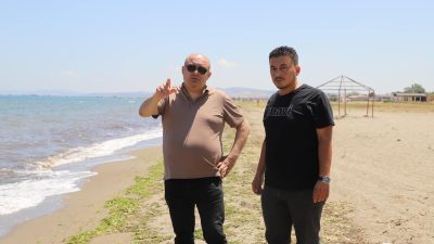 Denizkent’te yapılan çalışmaları inceleyen Gönen Belediye Başkanı İbrahim Palaz, sahilin