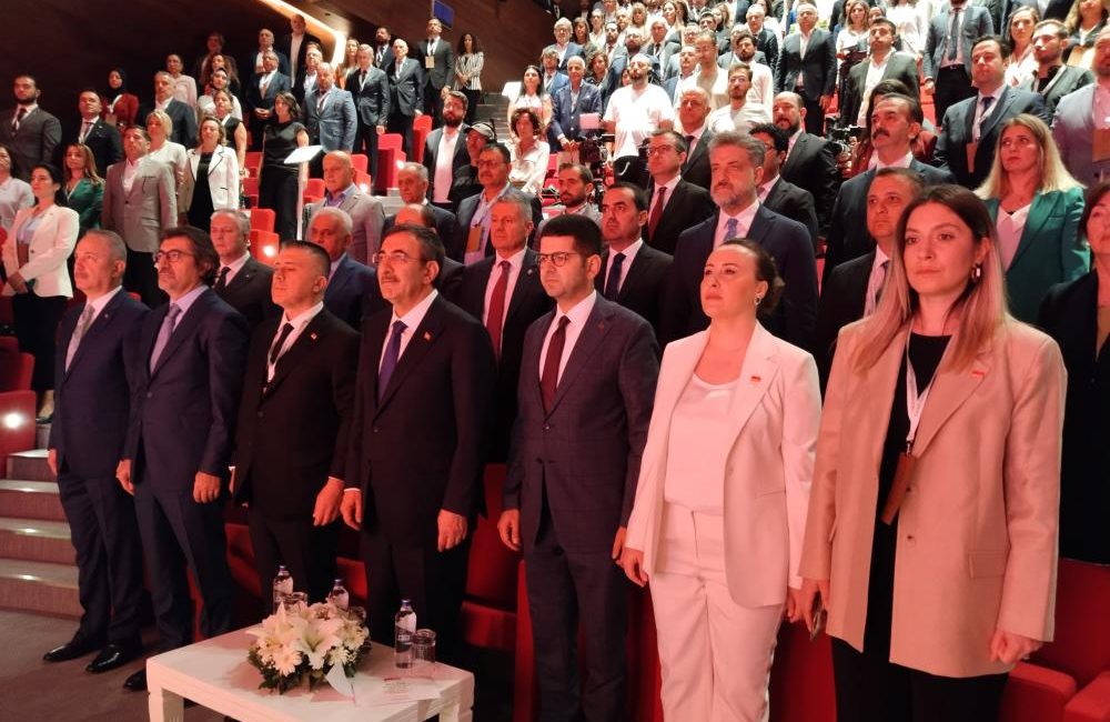 Cumhurbaşkanı Yardımcısı Cevdet Yılmaz: “Sürdürülebilir finans, daha iyi bir gelecek inşa etmenin temel taşını oluşturmaktadır” Türkiye’nin finans ve ekonomi alanında yöneticilerini bir araya getiren İklim