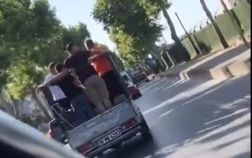 Bursa&rsquo;da a&ccedil;ık kasa kamyonetiyle tehlikeli bir şekilde seyreden s&uuml;r&uuml;c&uuml;ye 2