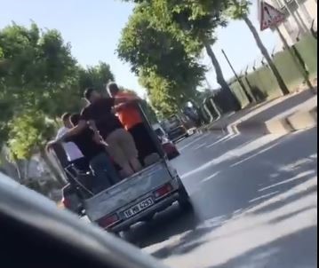 Tehlikeli yolculuğa ceza Bursa’da açık kasa kamyonetiyle tehlikeli bir şekilde seyreden sürücüye 2