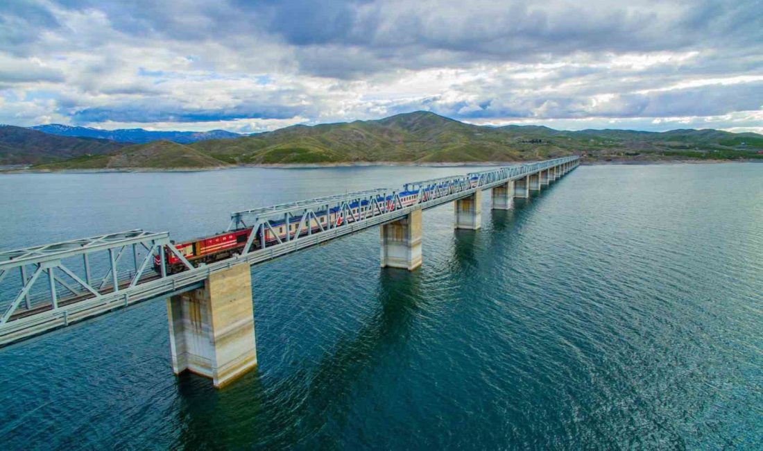 Turistik Tatvan Treni 24 Haziran’da yola çıkıyor Ulaştırma ve Altyapı Bakanı Abdulkadir Uraloğlu, Ankara ile Tatvan arasında