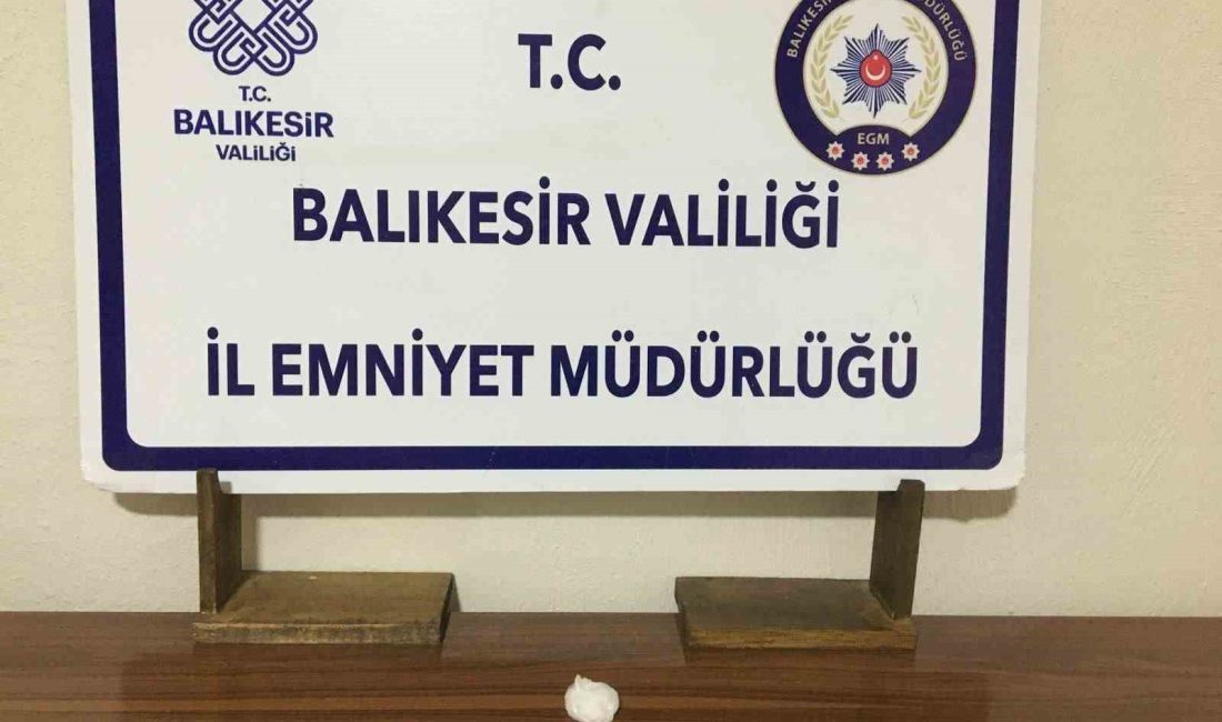 Uyuşturucu kuryesi 2 şahıs Gönen’de yakayı ele verdi Gönen’de uyuşturucu madde taşıdığı ihbar edilen 2 şüpheli polis ekiplerince