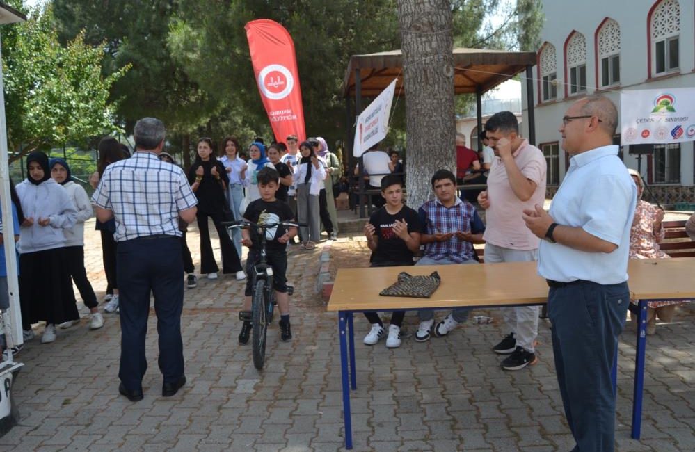 Sındırgı’da çocuk şenliği gerçekleştirildi Sındırgı’da “Çevreme Duyarlıyım, Değerlerime Sahip Çıkıyorum” ÇEDES projesi yılsonu etkinliği