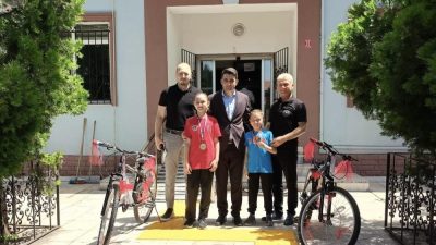 İstanbul’da yapılan 28. Balkan Karate Şampiyonası’nda şampiyon olan küçük karateciler
