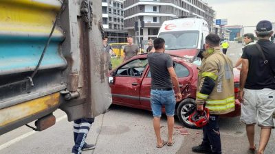 Bandırma’da meydana gelen kazada, brandasını düzeltmek için yolun kenarında aracını