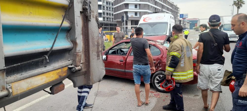 Bandırma’da feci kaza: Dorse ile otomobilin arasına sıkıştı Bandırma’da meydana gelen kazada, brandasını düzeltmek için yolun kenarında aracını