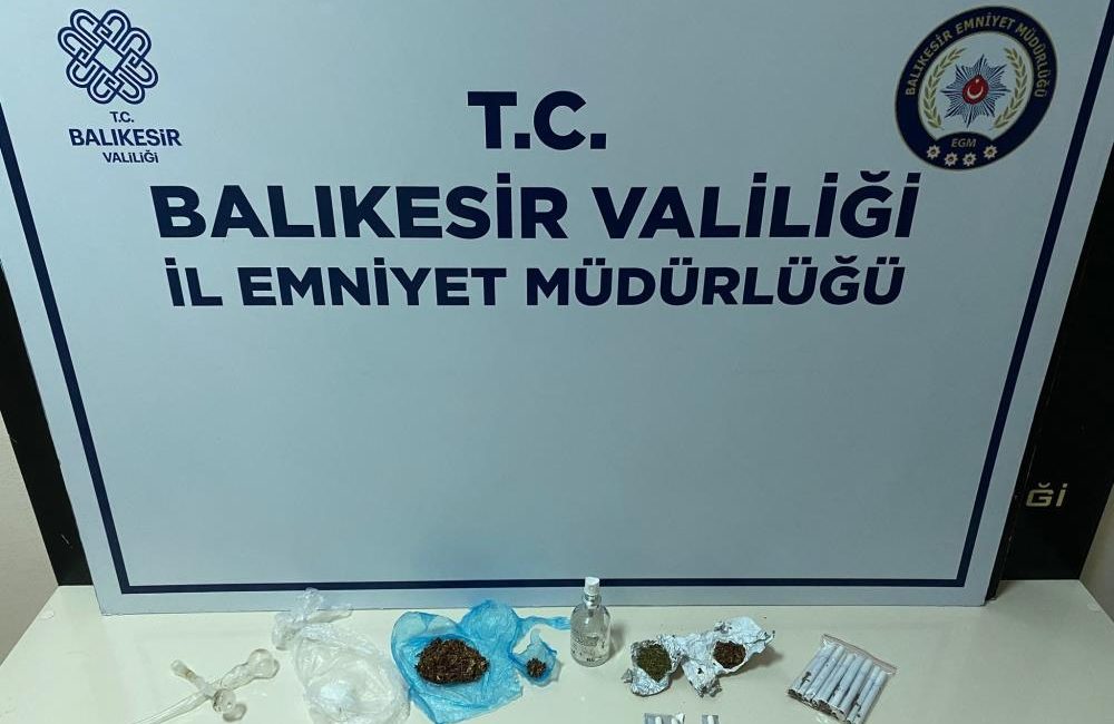 Bandırma’da narkotik operasyonunda 2 kişi gözaltına alındı Bandırma’da, narkotik polisi tarafından yapılan operasyonda uyuşturucu ticareti yaptıkları gerekçesiyle