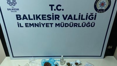 Bandırma’da, narkotik polisi tarafından yapılan operasyonda uyuşturucu ticareti yaptıkları gerekçesiyle