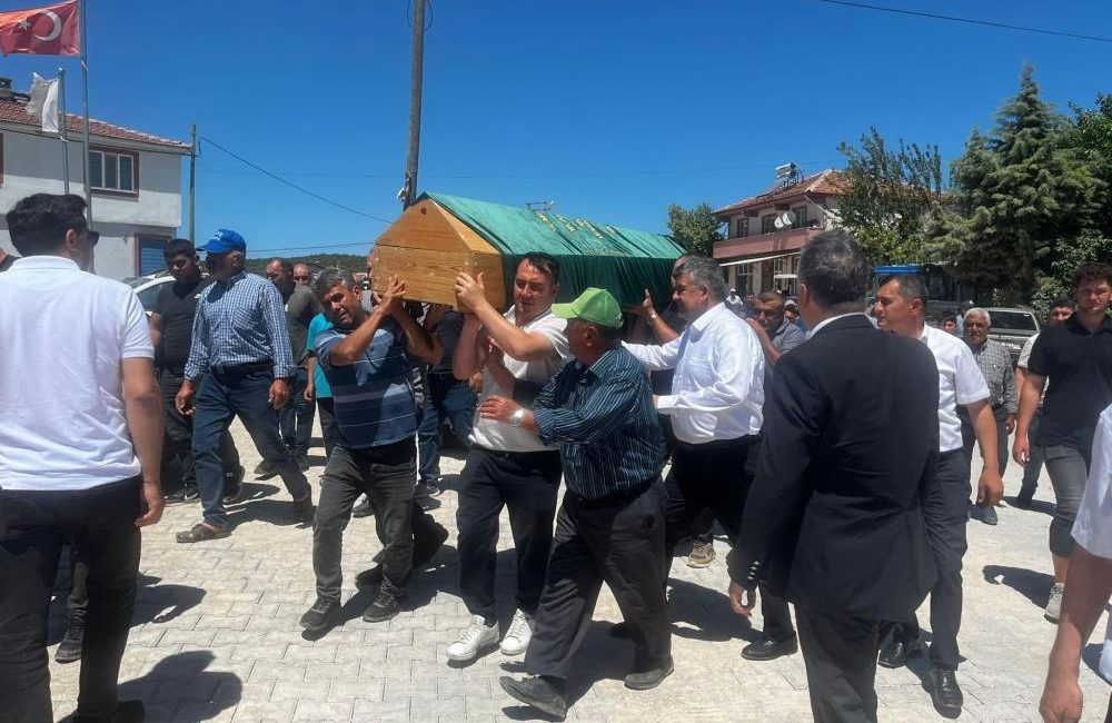 Boğularak ölen anne ve oğlu son yolculuğuna uğurlandı Karesi’de gölette boğularak hayatını kaybeden Gülnar Çakır ve oğlu Emirhan
