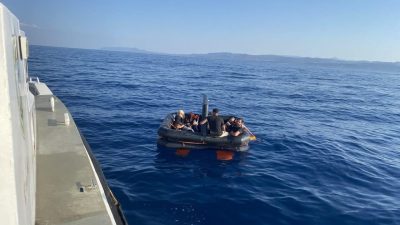 Ayvalık açıklarında Yunanistan unsurları tarafından Türk karasularına geri itilen 4