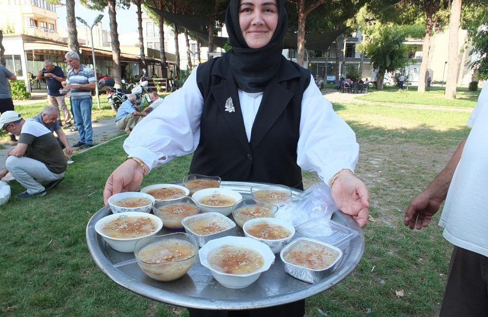 Balıkesir’de kadın muhtar mahallesinde aşure hayrı düzenledi Bahçelievler Mahallesinde muhtar olan Yasemin Kozan, mahallesinde aşure hayrı yaptı.