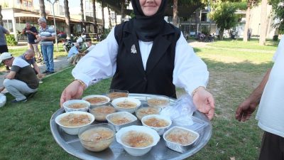 Bahçelievler Mahallesinde muhtar olan Yasemin Kozan, mahallesinde aşure hayrı yaptı.