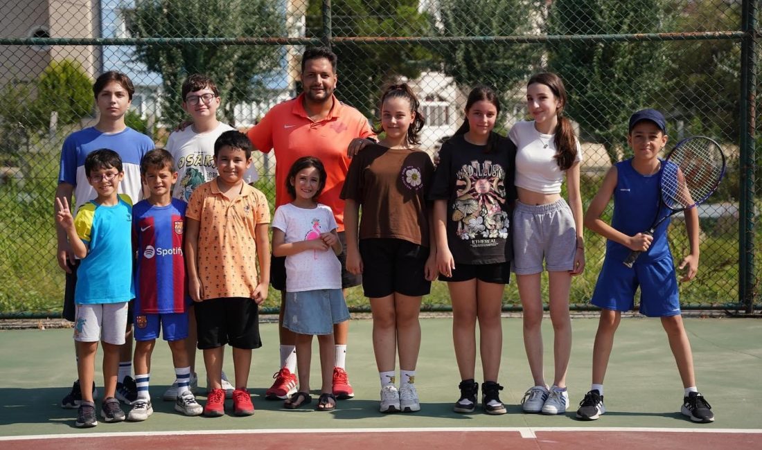 Bandırma’nın çocukları tenis kursuyla buluşturuldu Bandırma Belediyesi tarafından düzenlenen tenis kursu bugün itibariyle başladı. Bandırma