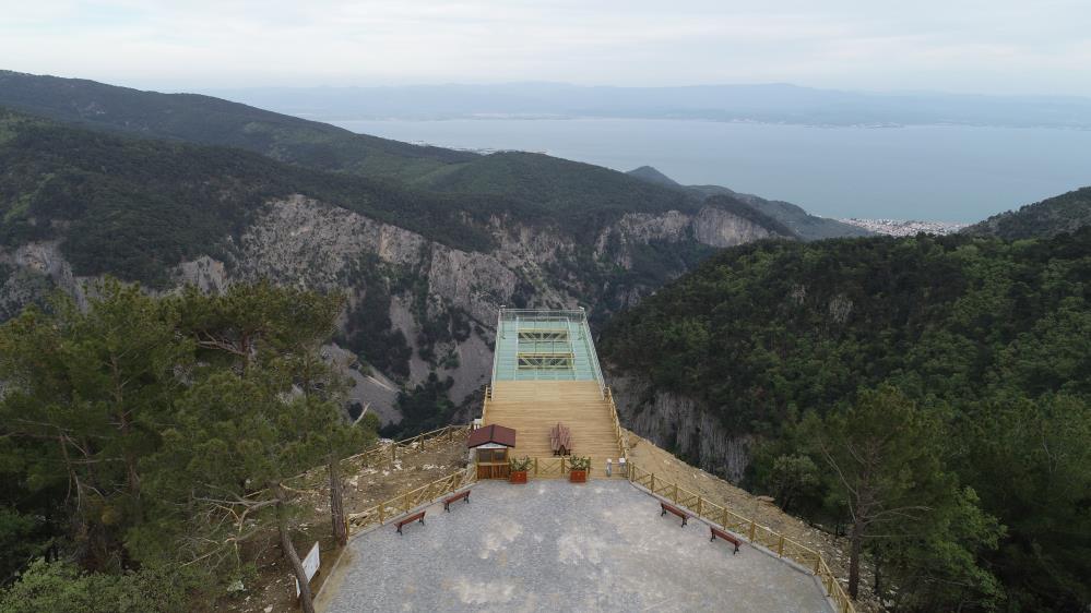 Kazdağları’nda aşırı sıcaklar nedeniyle camı çatlayan Şahinderesi Cam Seyir Terası ziyarete kapatıldı Kazdağı Milli Parkı içinde bulunan Şahinderesi Cam Seyir Terası’nda aşırı