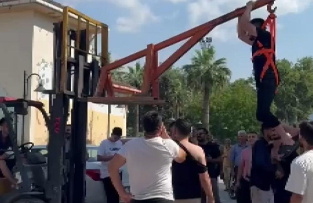 Damadı forklifte astılar, bahçe hortumuyla yıkadılar Bursa’nın İznik ilçesinde damada yapılanlar ‘Bu kadar da olmaz’ dedirtti.