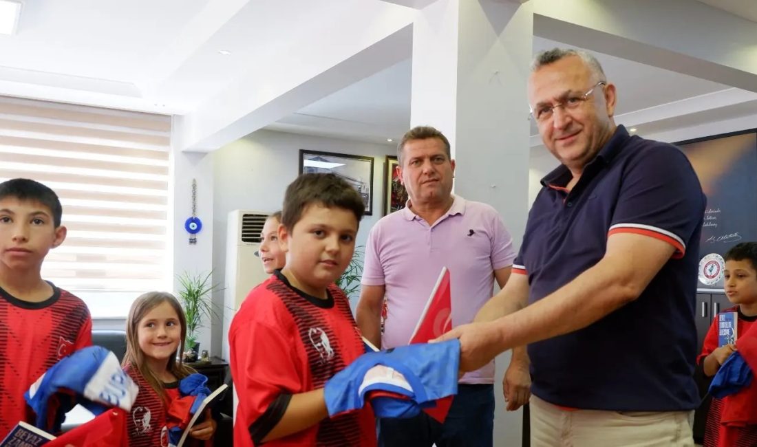 Susurluk’un küçüklerinden Semizel’e forma Susurluk Belediye Başkanı Hakan Yıldırım Semizel’i ziyaret eden Kurucaoluk Mahalle