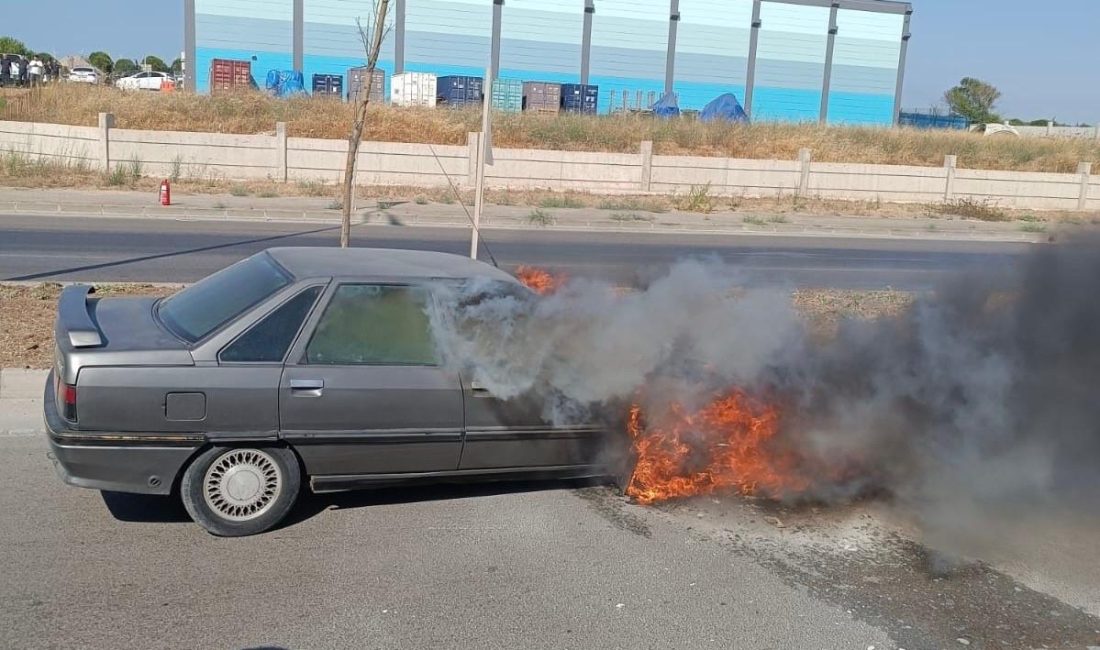 Bandırma’da Seyir halindeki otomobil alev aldı Bandırma’da seyir halindeyken alev alan otomobil, itfaiye ekipleri tarafından söndürüldü.