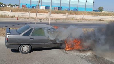 Bandırma’da seyir halindeyken alev alan otomobil, itfaiye ekipleri tarafından söndürüldü.