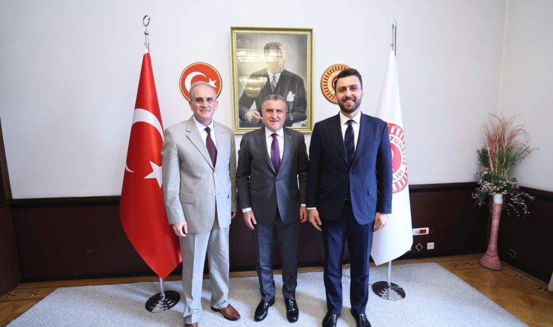 Rektör Boz, Bakan Bak ile spor ve yurt projelerini görüştü Bandırma Onyedi Eylül Üniversitesi Rektörü İsmail Boz, Gençlik ve Spor