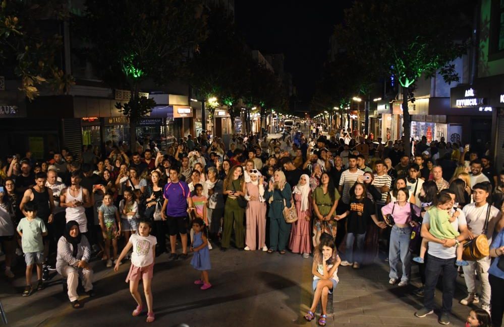Milli Kuvvetler Caddesi trafiğe kapandı, sanata kapı açtı Balıkesir Büyükşehir Belediyesi, hafta sonlarında araç trafiğine kapattığı Milli Kuvvetler