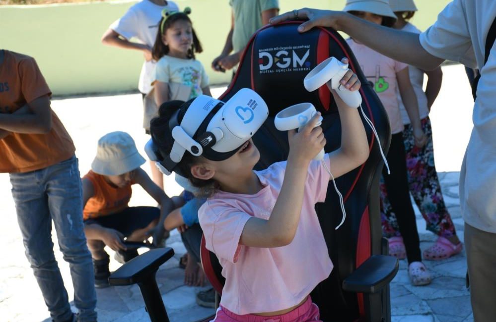 Büyükşehir, kırsalın çocuklarını Atatürk ile buluşturdu Balıkesir Büyükşehir Belediyesi, kırsalın çocuklarını sanal gerçeklik gözlüğüyle; Bandırma Vapuru’nda