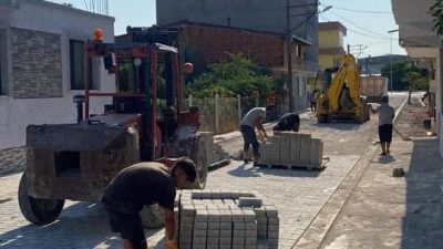 Gönen’de yapılan parke taş döşeme çalışmaları kapsamında Sebepli Mahallesi’nde belediye