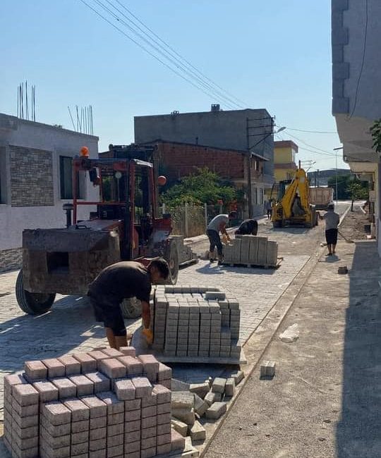 Gönen’de yol çalışmaları tamamlanıyor Gönen’de yapılan parke taş döşeme çalışmaları kapsamında Sebepli Mahallesi’nde belediye