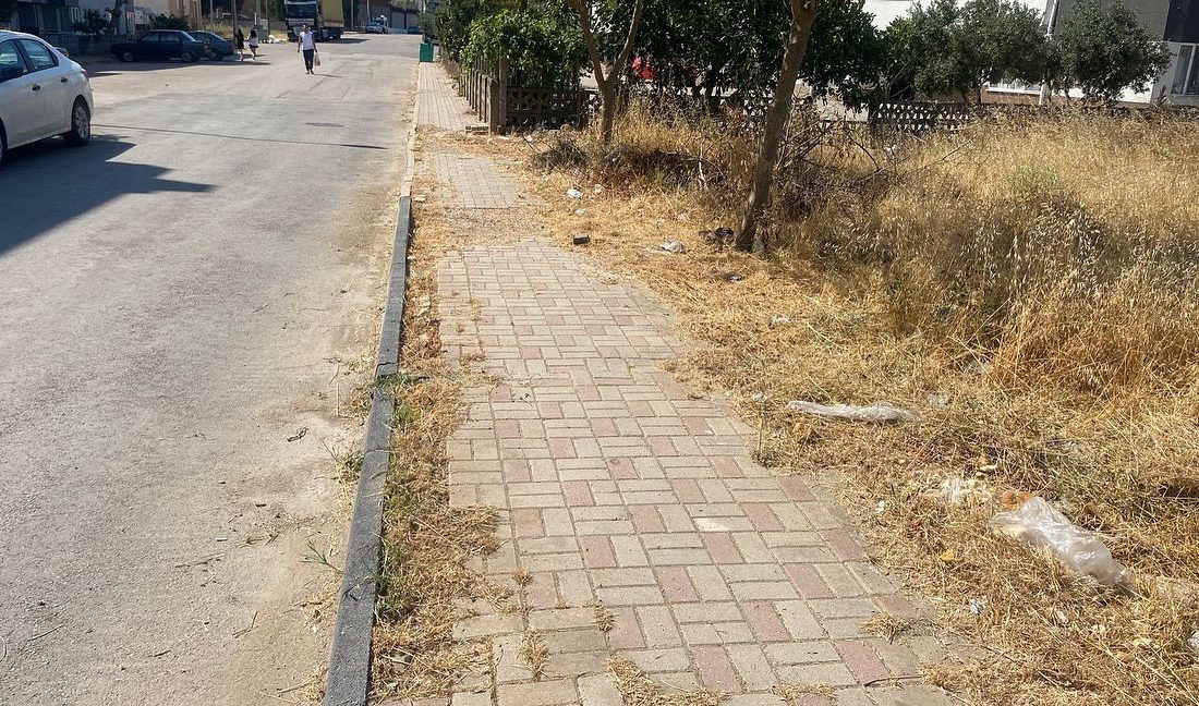 Bandırma’da kaldırımlar güvenli hale getirildi Bandırma Belediyesi, vatandaşların kaldırımda daha rahat yürüyebilmesi için kaldırım üzerindeki