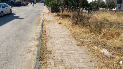 Bandırma Belediyesi, vatandaşların kaldırımda daha rahat yürüyebilmesi için kaldırım üzerindeki
