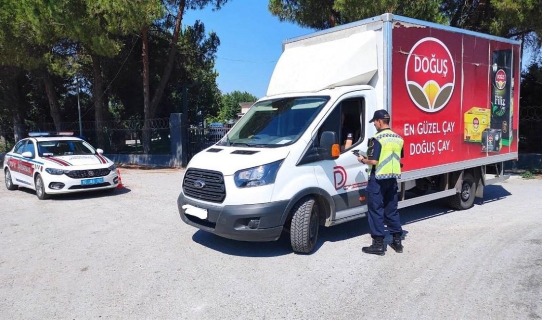 Jandarma’dan yük taşıyan araçlara denetim! Balıkesir’de jandarma ekipleri trafikte kaza riskini en aza indirmek için