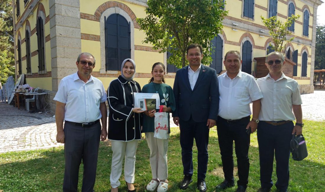 LGS’de başarılı öğrenciler ödüllendirildi Sındırgı’da Liselere Geçiş Sistemi (LGS) sınavında Türkiye geneli başarı sıralamasında