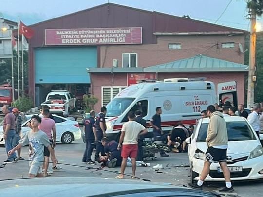 Erdek’teki tehlikeli kavşak yine can yaktı: motosiklet sürücüsü ağır yaralandı Erdek girişinde, trafik sinyalizasyon sistemi bulunmaması nedeniyle yıllardır tartışma konusu